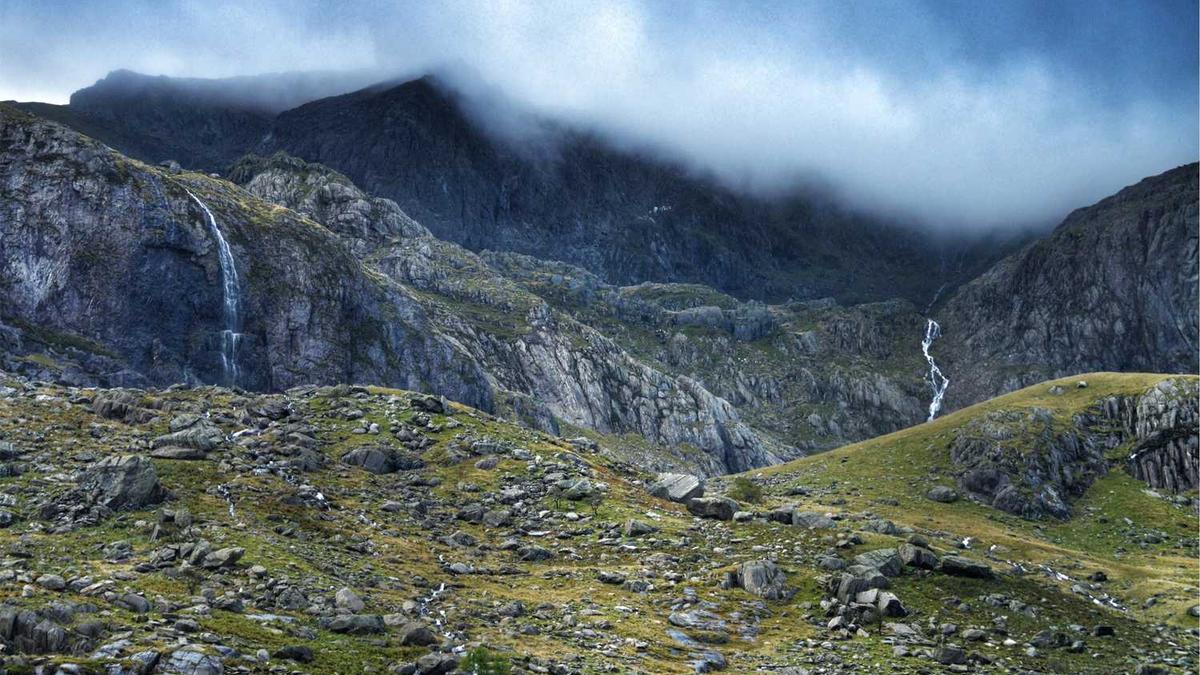 加装电梯遮挡旁边楼阳台违法吗